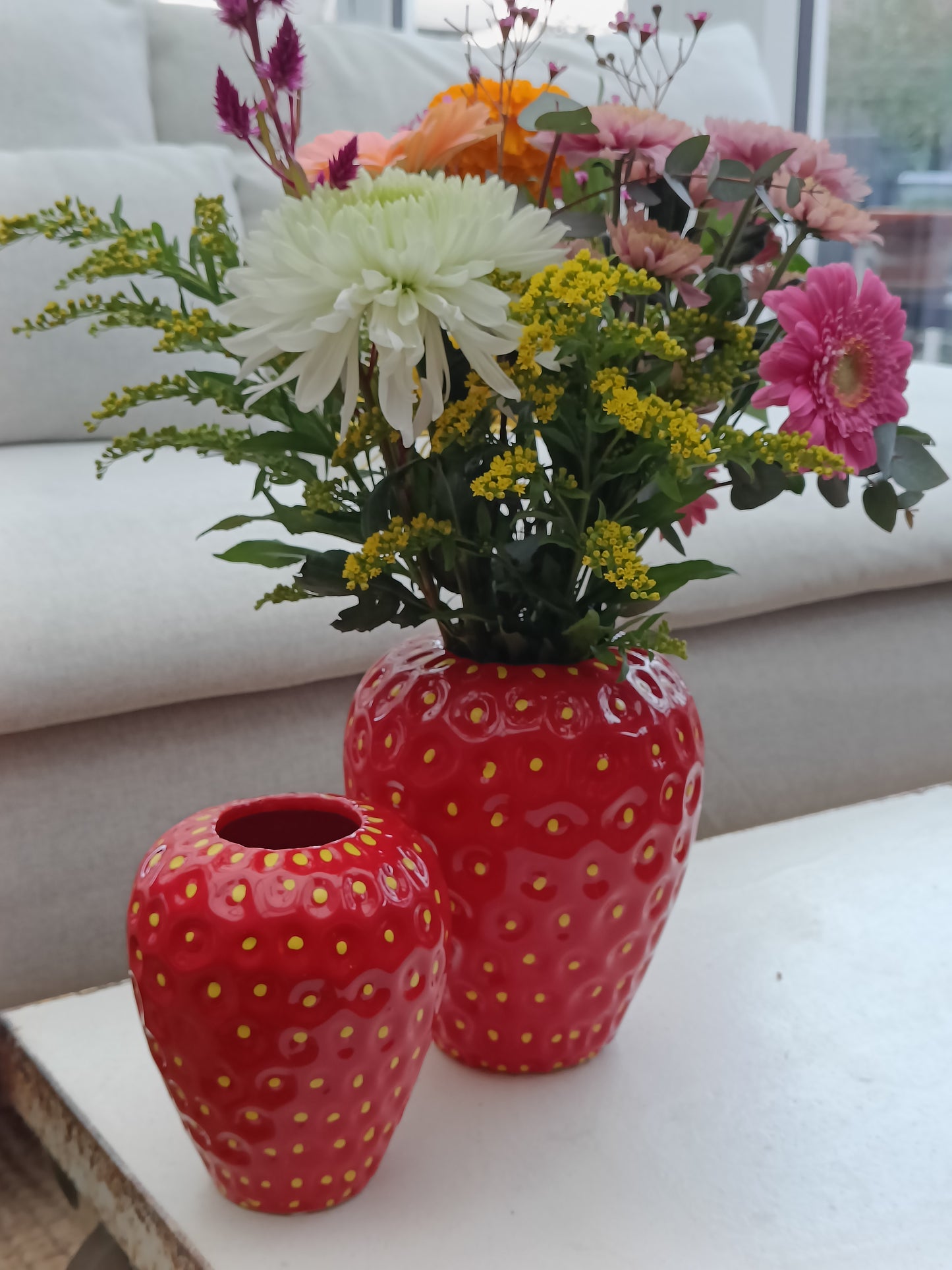 Colours - Jordbær vase med gule prikker
